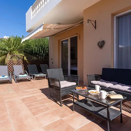 A Two Bedroom Pool-side In פאפוס