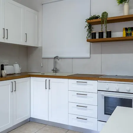 A Two Bedroom Pool-side In * פאפוס