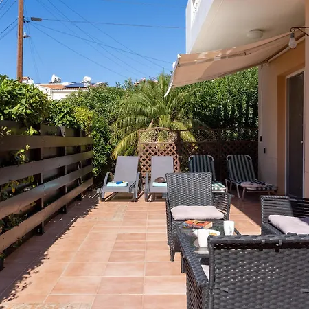 A Two Bedroom Pool-side In פאפוס