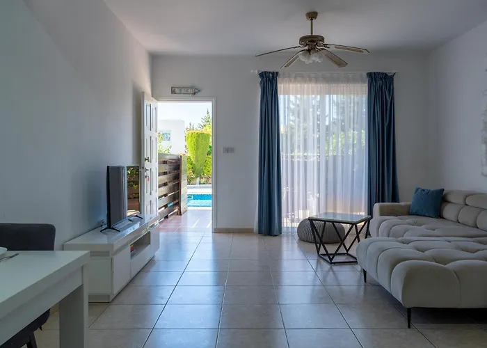 A Two Bedroom Pool-side In شقة *