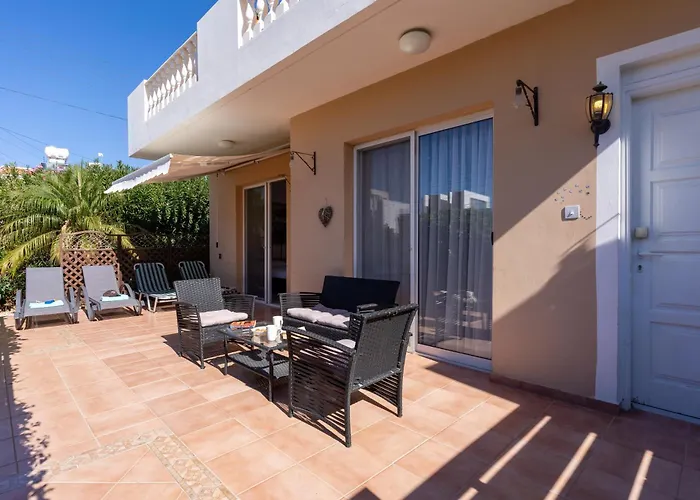 A Two Bedroom Pool-side In شقة بافوس