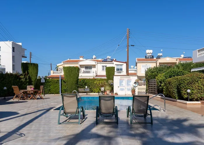 شقة A Two Bedroom Pool-side In