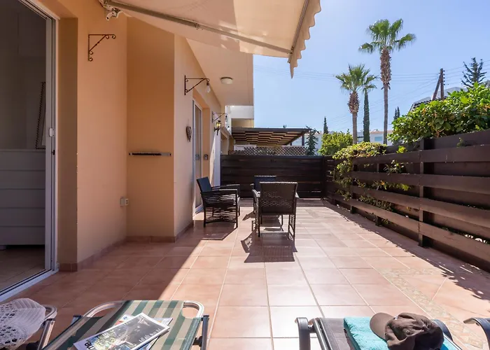 شقة A Two Bedroom Pool-side In بافوس