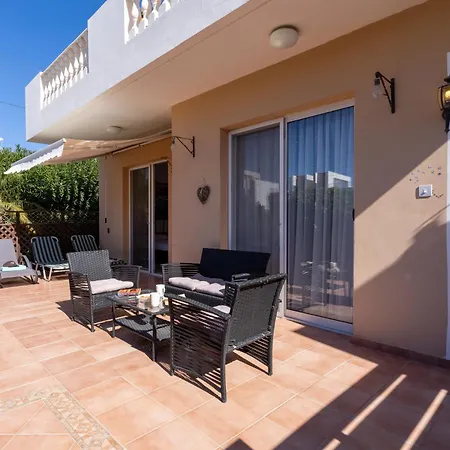 A Two Bedroom Pool-side In Apartmán Paphos