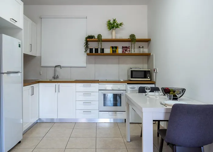 A Two Bedroom Pool-side In Apartmán *