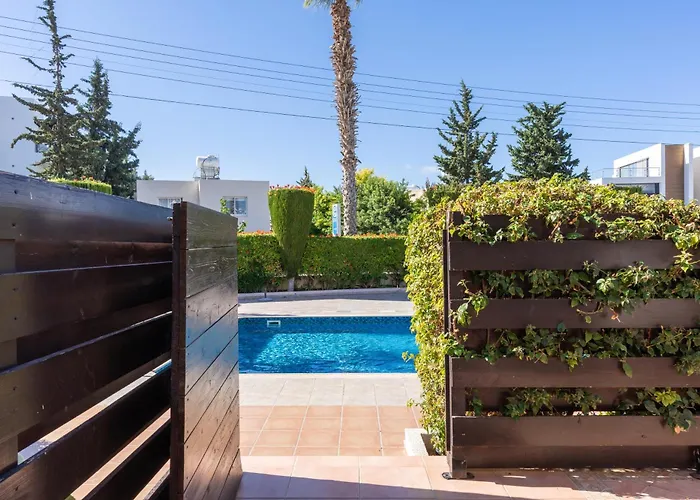 A Two Bedroom Pool-side In Apartmán *